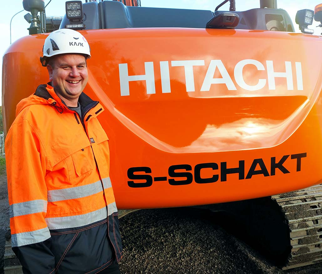 Daniel Schönström vid en av S-schakts grävmaskiner
